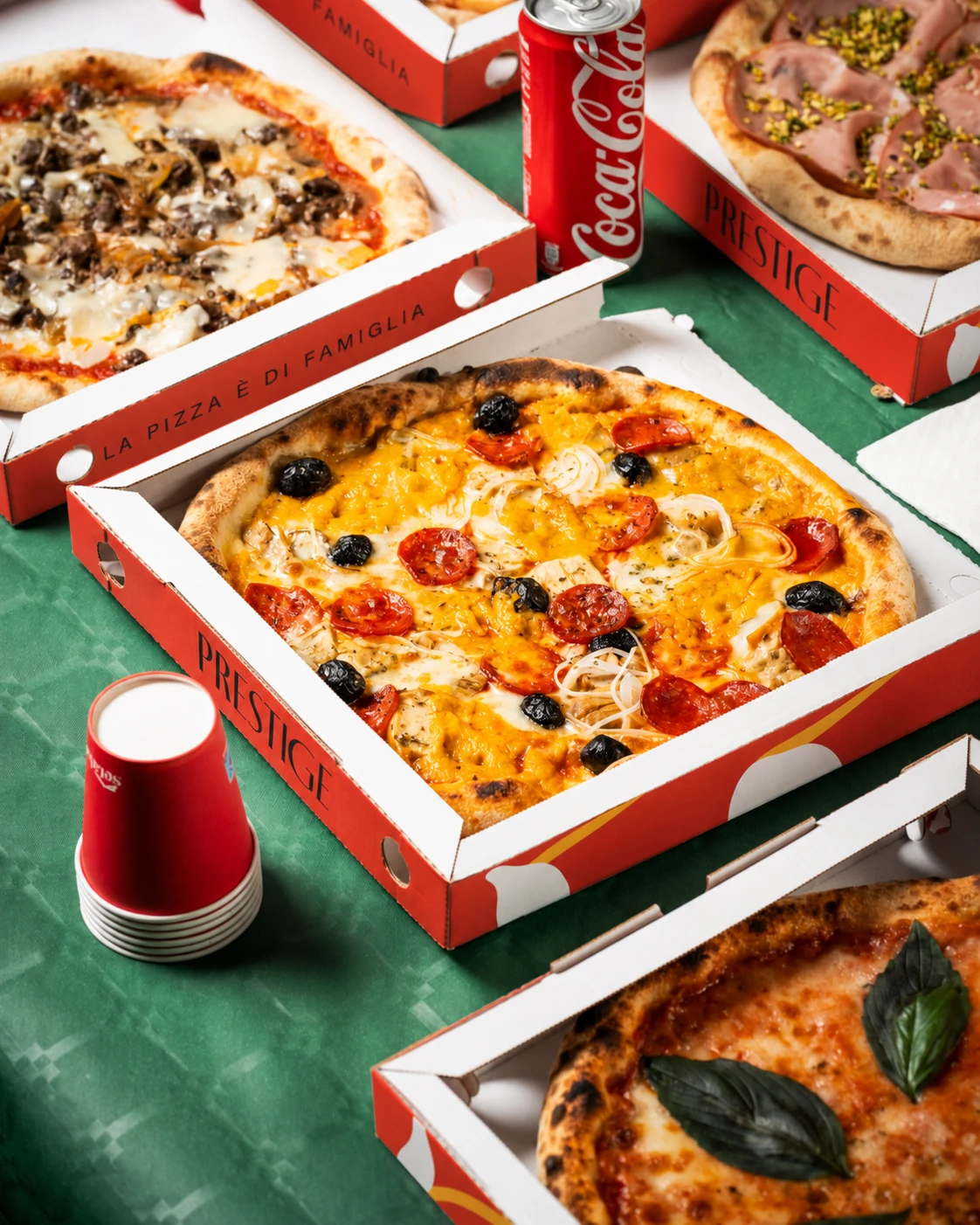 Pizza con olive e salame nel cartone rosso Prestige