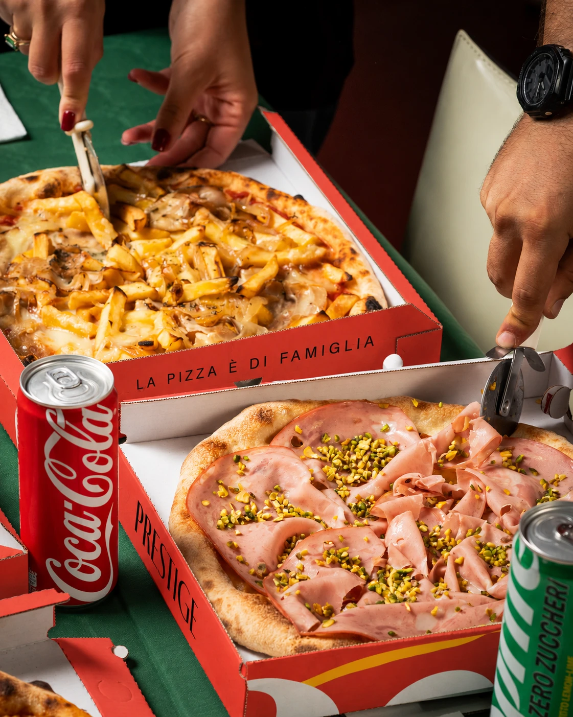 Pizze con patatine e mortadella tagliate insieme a tavola